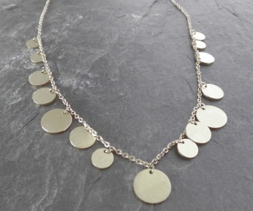 Kette mit großen und kleinen Plättchen
