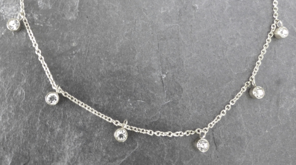Kette mit gefassten Steinen